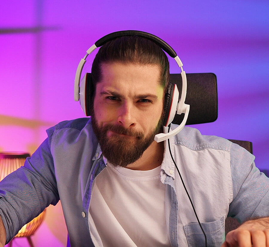 gamer-bearded-guy-in-a-gaming-headset-wins-a-vid